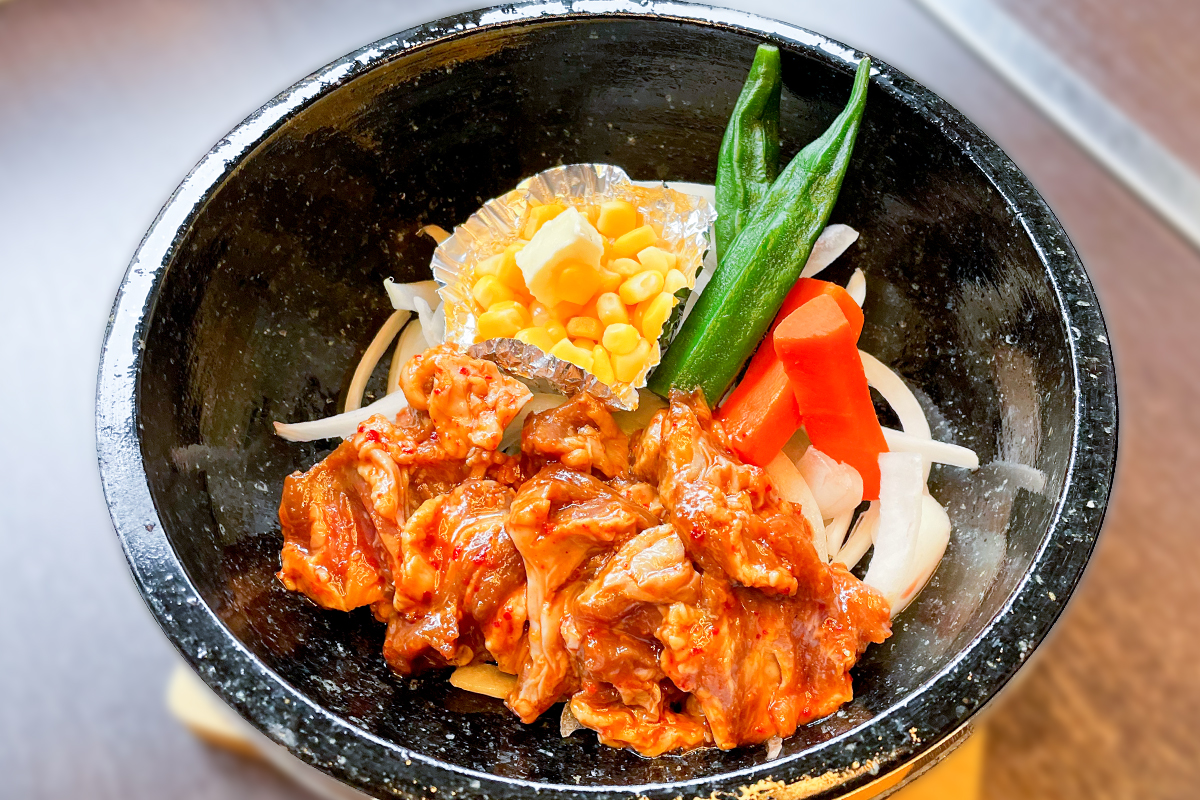 HAYA江ノ島店が提供する石焼豚ハラミランチ