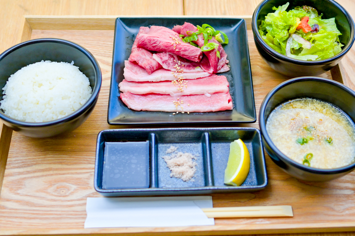 HAYA江ノ島店が提供する和牛盛り合わせランチ