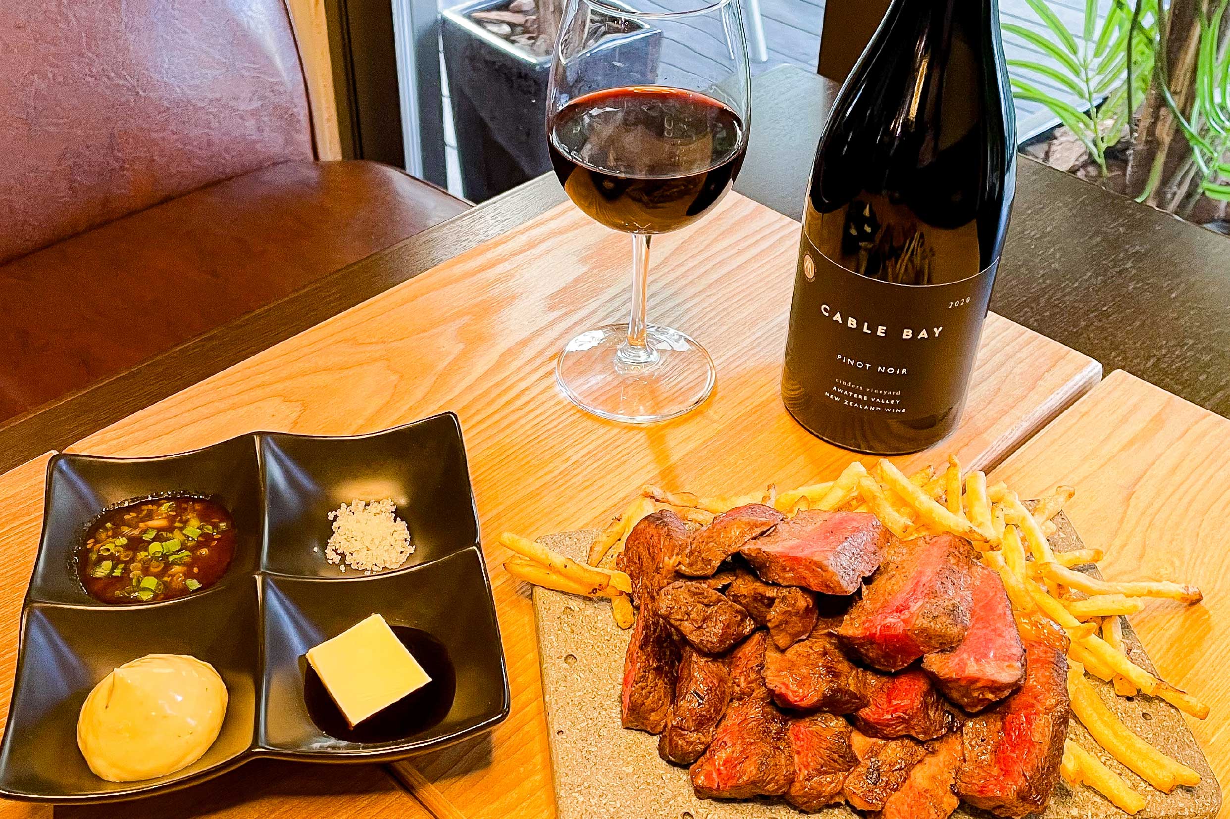 「ステーキ＆フリッツ」とワインのイメージ